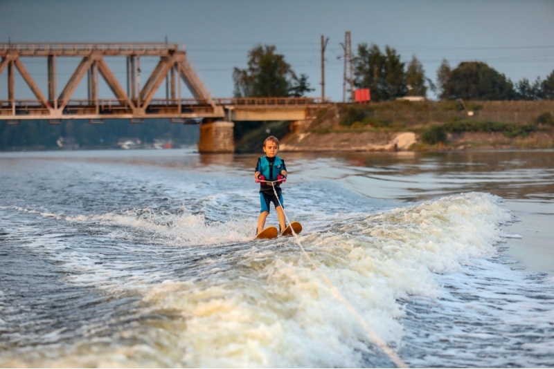 Вейкбординг или катание на водных лыжах за лодкой