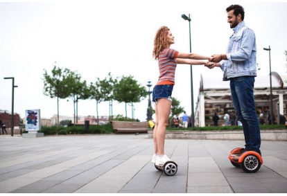 Brauciens par pašbalansējošiem divriteņu skuteriem Mini Segway divām personām