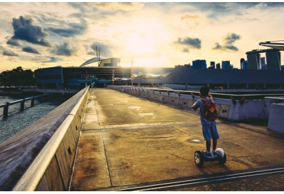 Brauciens ar pašbalansējošo divriteņu skuteri - Mini Segway