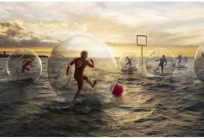 Увлекательное развлечение с водным мячом