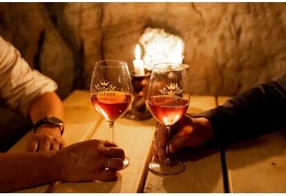 Romantisks vīna degustācijas pasākums smilšakmens alā sveču gaismā 2 personām