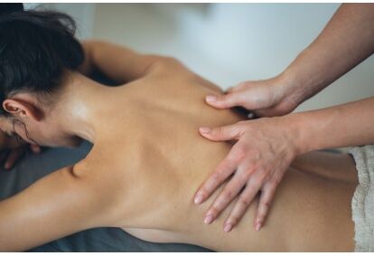 Лечебный массаж спины в салоне "NEVI" в Риге