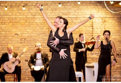 Četras individuālās ča-ča, tango, valša, foxtrot, jive, salsas, bačatas vai kizomba nodarbības pārim
