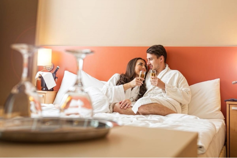Расслабляющая ночёвка в уютном и тихом 4* отеле "Hotel Kolumbs" с игрой в бильярд