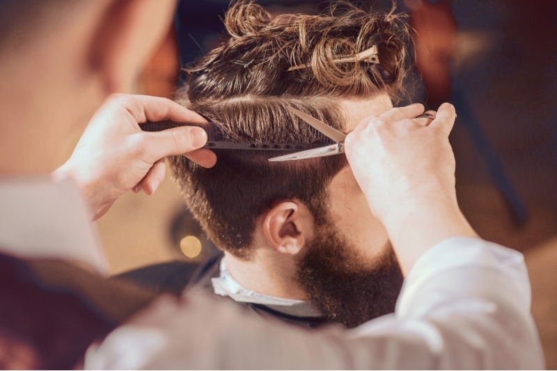 Мужская стрижка в "Bros&Blades Barbershop"