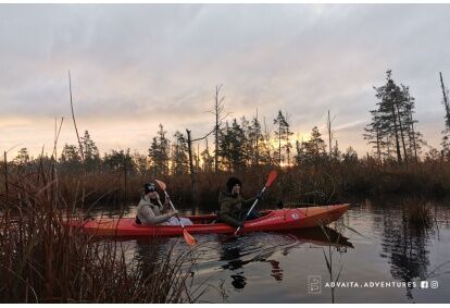 Закат с лодкой на болоте от "Advaita Adventures"