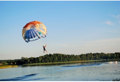 Parasailing - прыжок с парашютом над озером в Аникщай