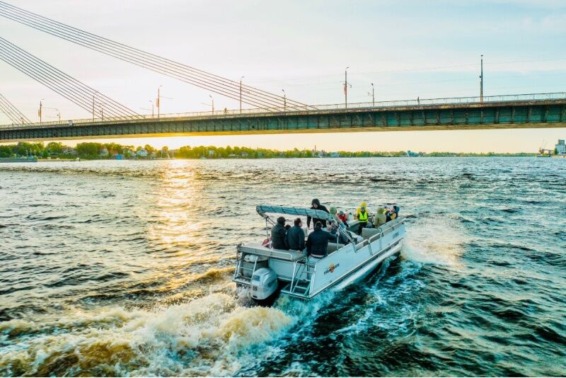 Elegants izbrauciens ar atpūtas laivu "SunTracker" Rīgā