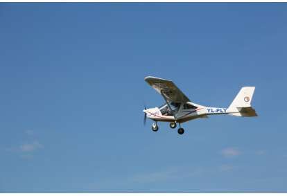 Aizraujošs lidojums ar divvietīgu lidmašīnu AEROPRAKT-22 Eimuros