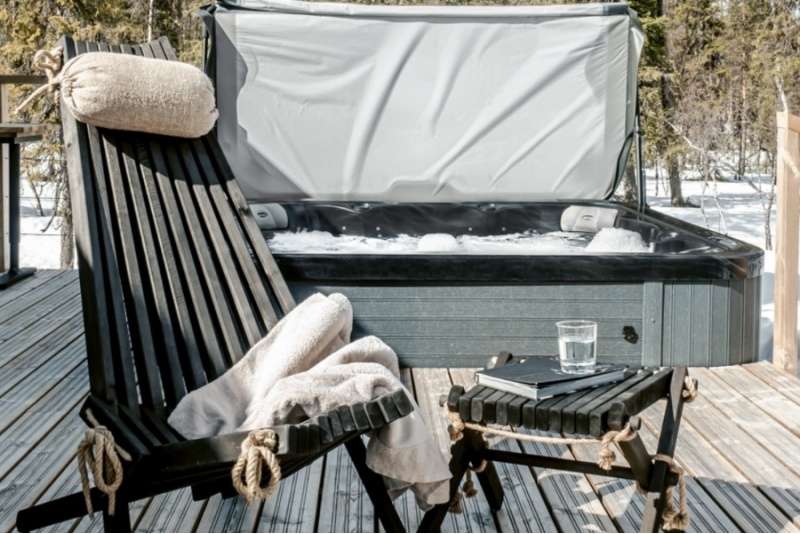 Проживание в номере со стеклянными стенами в отеле Arctic Skylight Lodge.