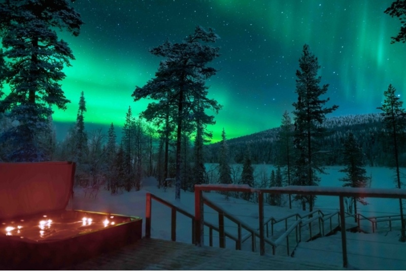 Проживание в номере со стеклянными стенами в отеле Arctic Skylight Lodge.