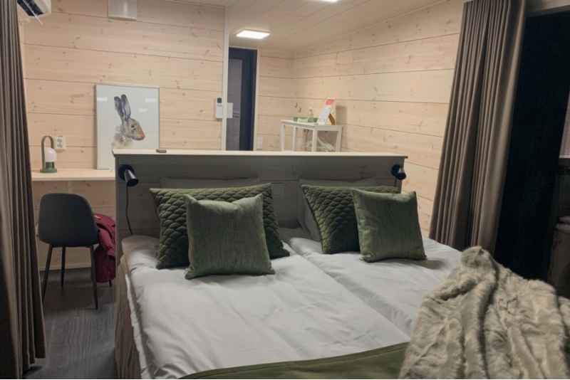 Проживание в номере со стеклянными стенами в отеле Arctic Skylight Lodge.