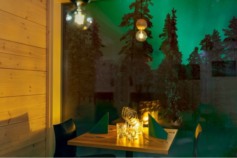Проживание в номере со стеклянными стенами в отеле Arctic Skylight Lodge.