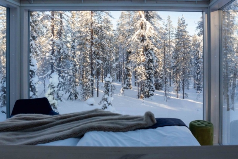 Проживание в номере со стеклянными стенами в отеле Arctic Skylight Lodge.