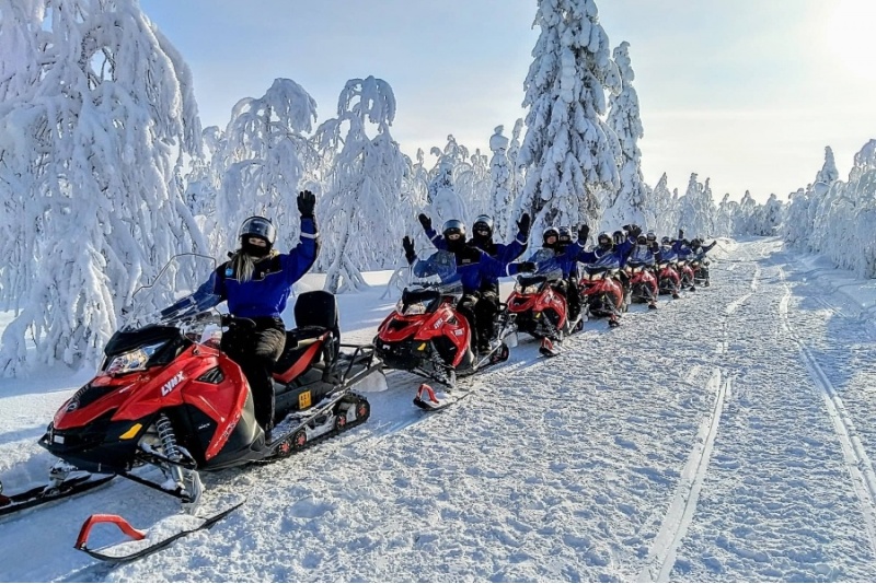 Ainavisks sniega motociklu safari diviem