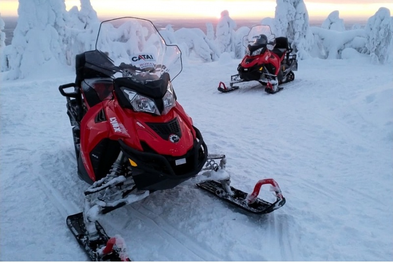 Sniega motociklu safari ziemeļblāzmas meklējumos diviem