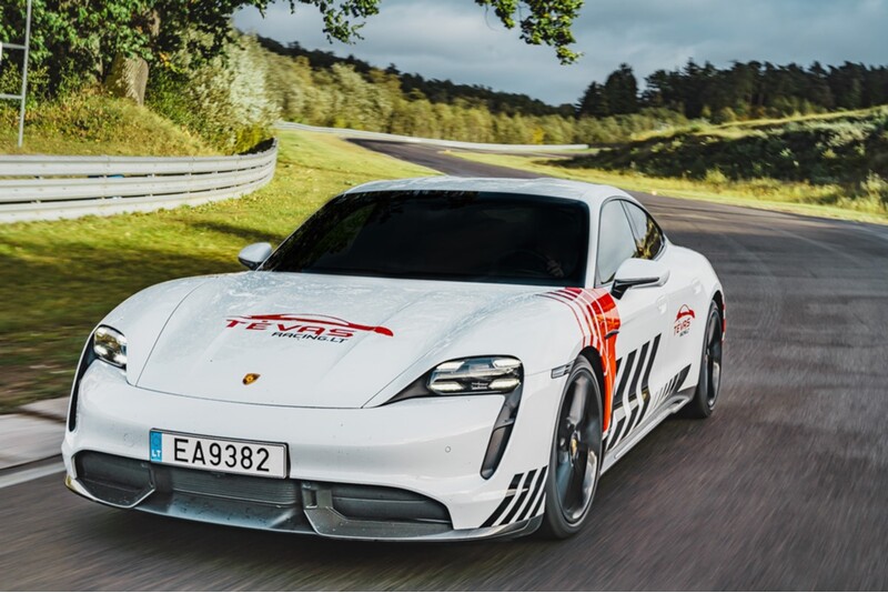 Brauciet ar sportisko Porsche Taycan Turbo S pa Nemunas Ring trasi