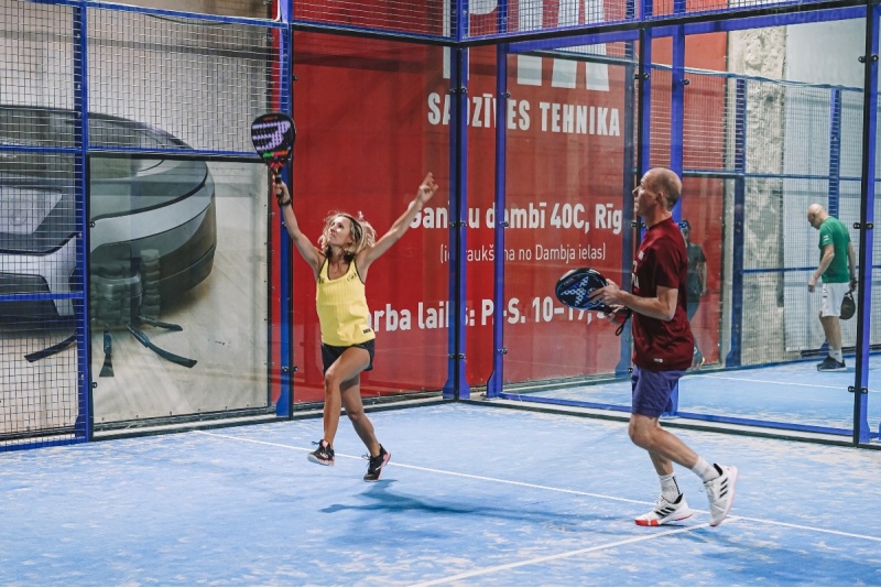 Aizraujoša un moderna padel tenisa spēle Rīgā