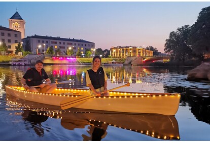 Романтическая вечерняя прогулка на лодке по Елгаве на освещенных лодках для 2 человек
