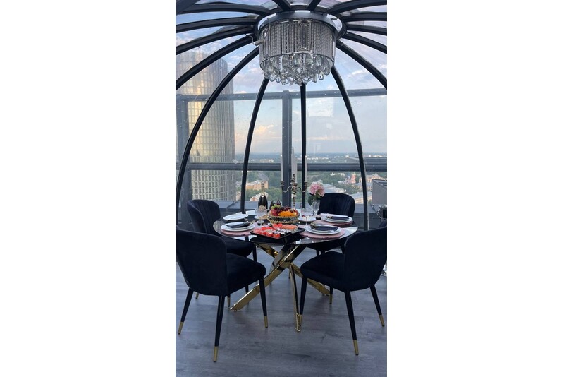 Обед или ужин при свечах в Skyhouse Igloo на 23-м этаже для 4 человек