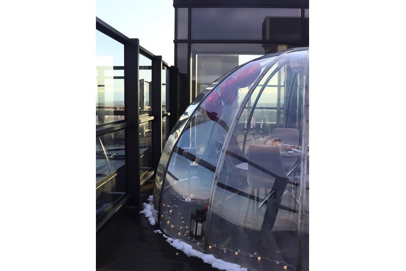 Обед или ужин при свечах в Skyhouse Igloo на 23-м этаже для 4 человек