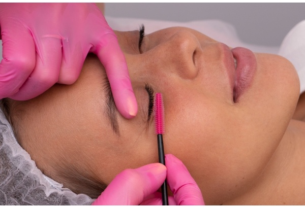 Uzacu un skropstu krāsošana salonā "Body Lab"