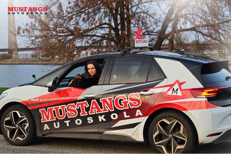 B kategorijas teorijas apmācība "Mustangs" autoskolā ar reģistrāciju CSDD