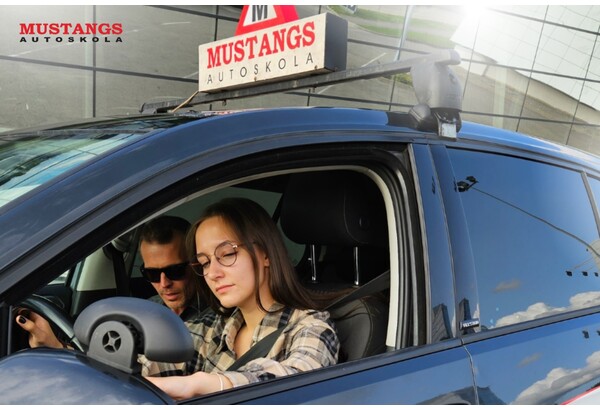 Подарочная карта номиналом 200 евро на уроки вождения в автошколе Mustangs