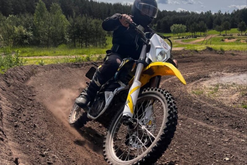 Brauciens ar elektrisko motociklu SUR-RON Viļņas apkārtnē