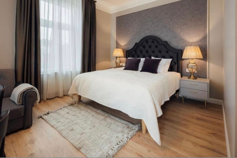 Ночь в номере LUX в Apathotel „Amella“ с массажем тела и лица для пары