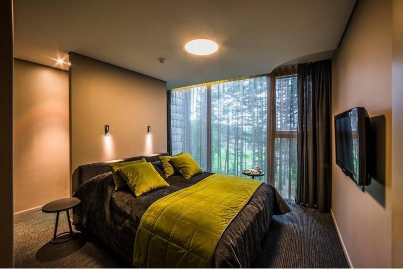 Nakšņošana ar pirti un vakariņām privātā namiņā diviem „TonyResort“