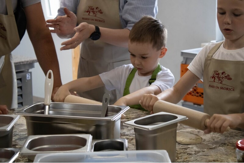Мастер-класс по приготовлению пиццы "Makss un Morics” с лепкой шариков из теста