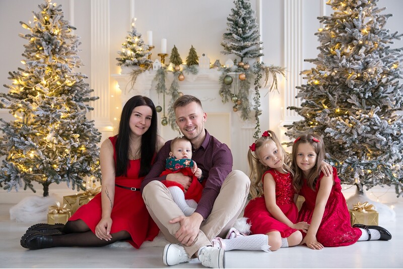 Рождественская фотосессия с тематическими декорациями от "Fotostudijas.lv" в Риге