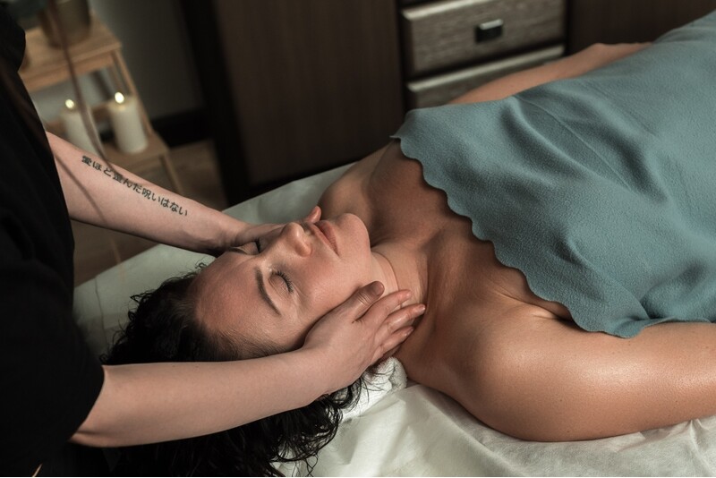Romantisks rituāls pārim ar ķermeņa masāžu un sejas SPA
