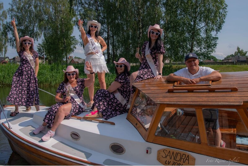 Дневная прогулка на деревянном катере в устье Гауи