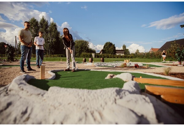 Игра в мини-гольф для семьи «Minigolfs Āres»