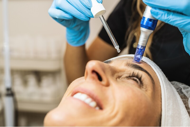 Процедура ретинолового обновления кожи с DermaPen и экзосомами + регенерация губ