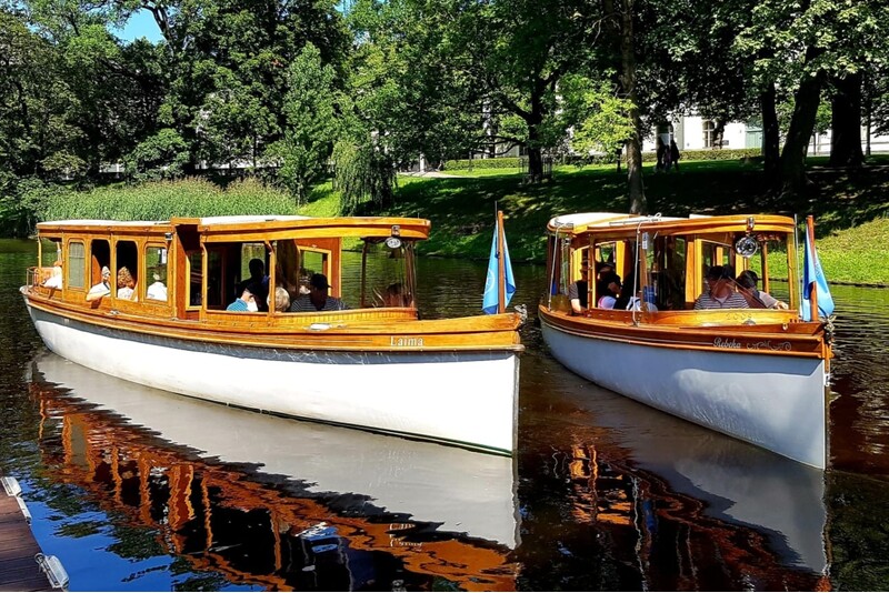 „Riga by Canal“ – прогулка на деревянном кораблике по Рижскому каналу и Даугаве