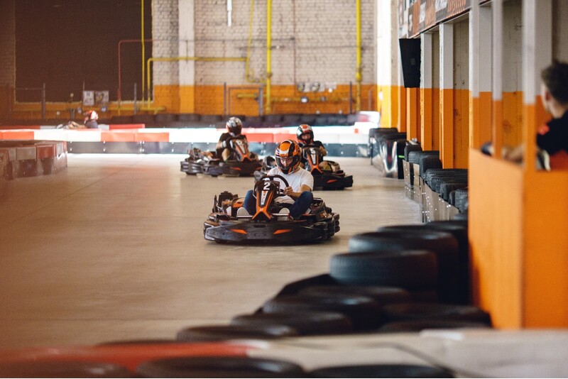 Семейная поездка на картах в зале „Kartings.lv”