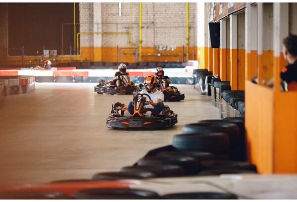 Ģimenes brauciens ar kartingiem „Kartings.lv” hallē