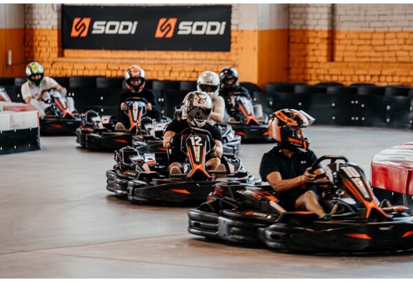 Divi aizraujoši kartinga braucieni ar lielo kartingu