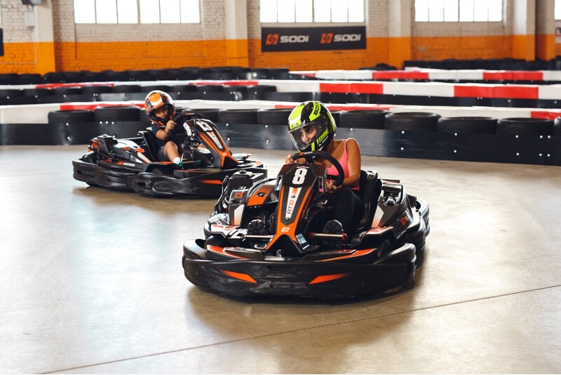 Divi aizraujoši kartinga braucieni ar lielo kartingu