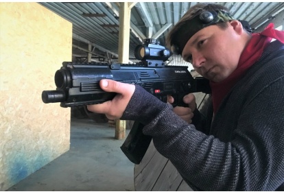 Lazer Tag spēle draugu kompānijai