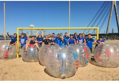 Aizraujošais zoorbfootball jeb burbuļfutbols ar 10 bumbām