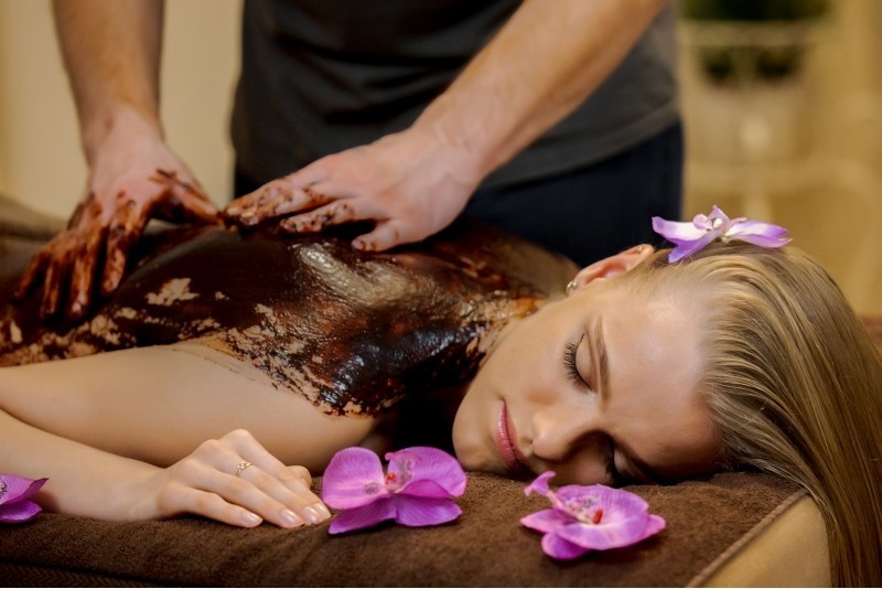 Aromātiska šokolādes un svaigo apelsīnu masāža pārim salonā "FLORIENA Luxury spa"