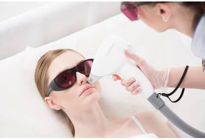 Процедура лазерной эпиляции зоны у верхней губы для женщин