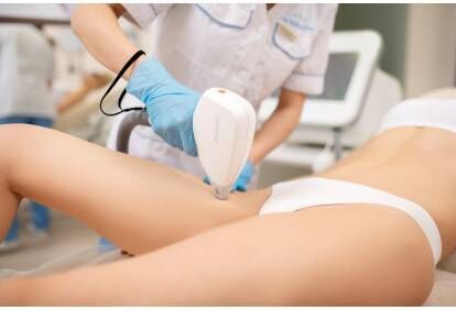 Pilnā bikini lāzerepilācijas procedūra sievietēm