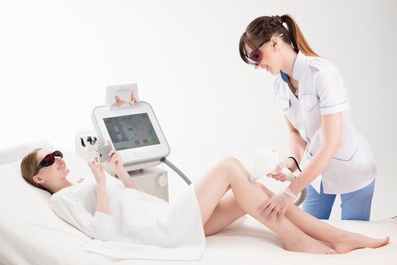 Процедура лазерной эпиляции для ног по всей длине для женщин