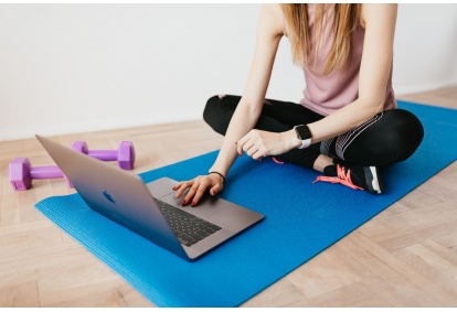 Online sejas jogas nodarbība no "Yoga Life Latvia"