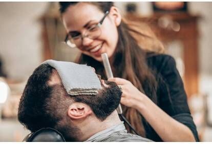Профессиональная коррекция бороды в "Knockout Barber Shop" в Риге